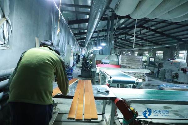 學?；@球館地板毛板厚度1